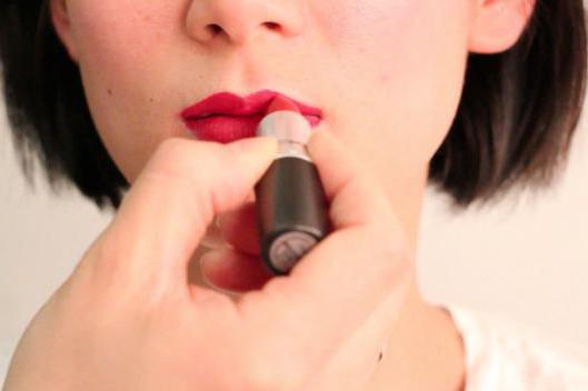 how to use a colorless lip pencil