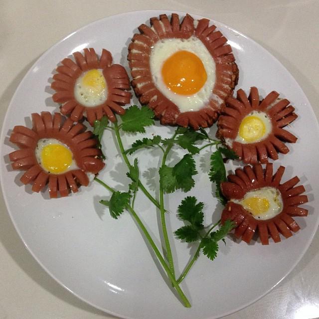 scrambled eggs with sausage in the form of daisies