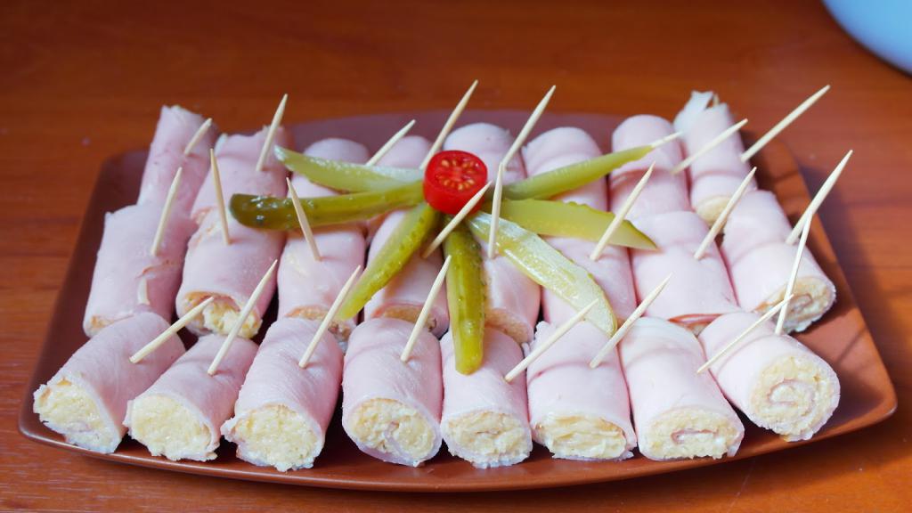 Appetizer of ham and cheese