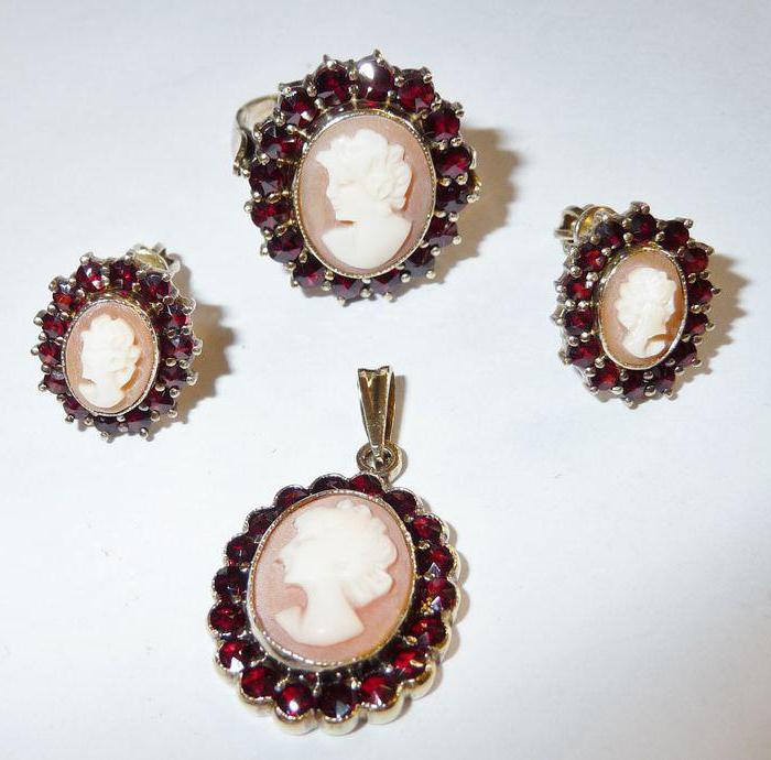 earrings with garnet
