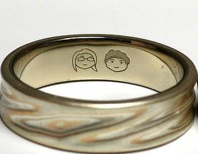 刻的结婚戒指的铭文