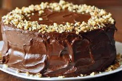 o bolo com a cobertura de chocolate