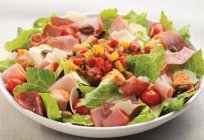 Salat Rezepte mit Schinken und Croutons und Tomaten