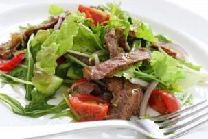 Salat mit gekochtem Rindfleisch