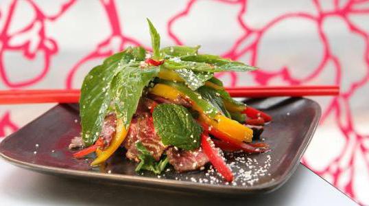 Salat mit gekochtem Rindfleisch und Paprika