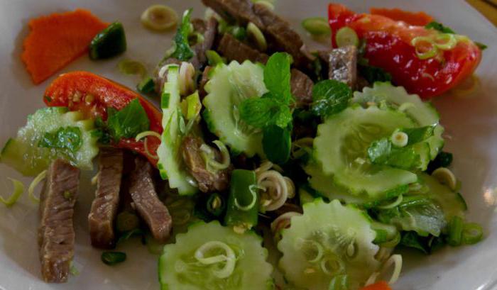 Salat mit gekochtem Rindfleisch und Gurken