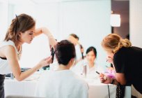 Estilista-cabeleireiro: características da profissão, a formação