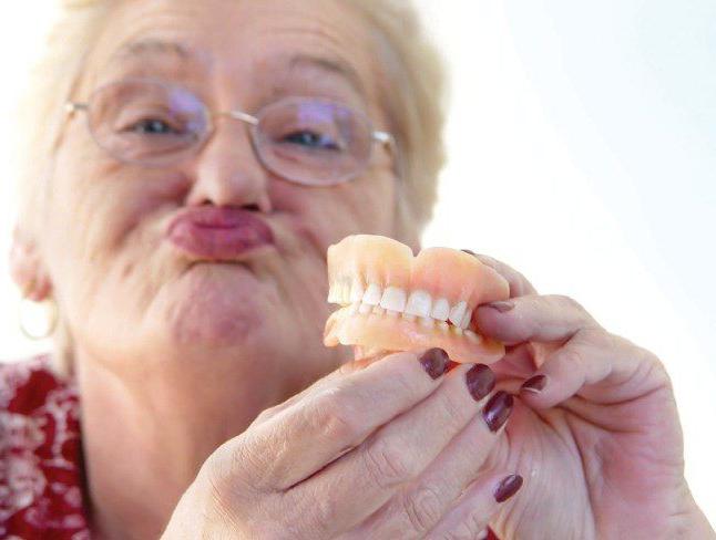 Kleber für Zahnprothesen