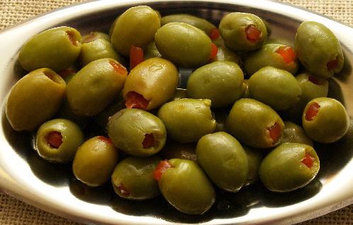 grüne Oliven schwarze Oliven