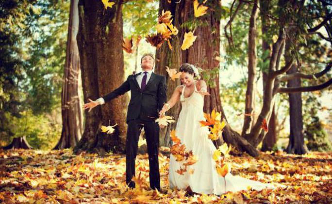 विचारों के लिए शादी के फोटो शूट में शरद ऋतु में प्रकृति