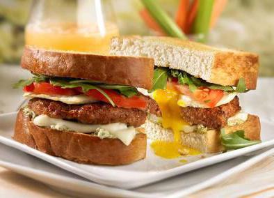 sandwich con huevo y jamón
