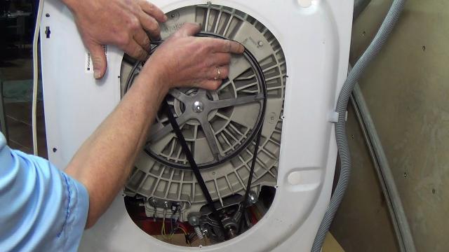 wechseln des Riemens auf der Waschmaschine