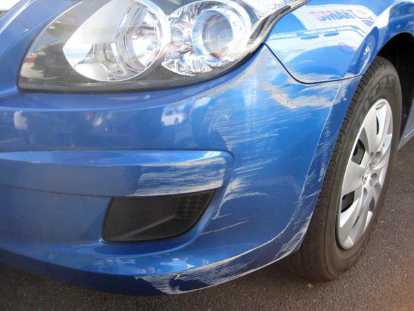 remover arranhões na parte de trás de um carro sem pintura