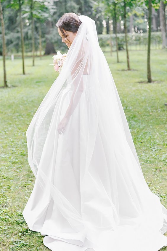 العروس مع الحجاب الطويل