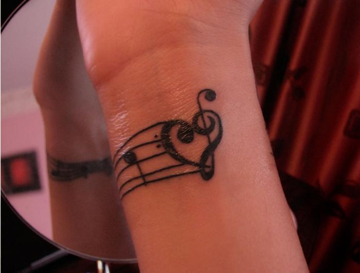 tatuagem em forma de violino chave