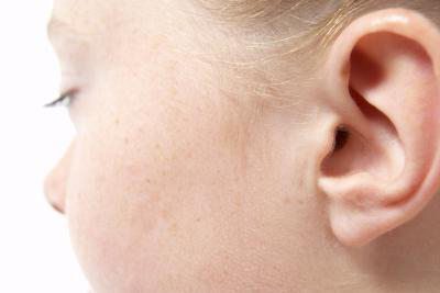 як промивають вуха від сірчаних пробок дітям