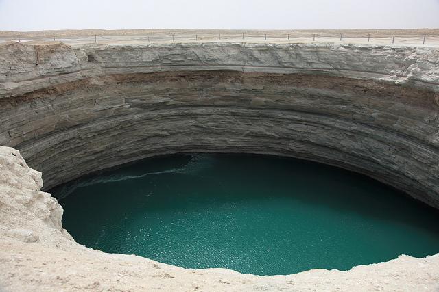 turkuaz bir krater