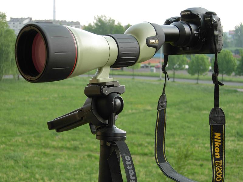 un telescopio y una cámara