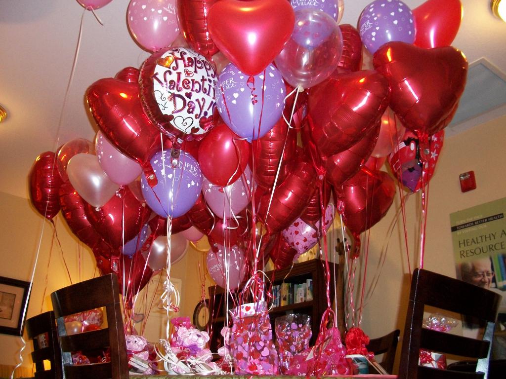 festive table Decoration balloons