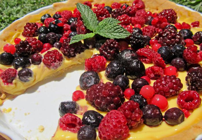a simple cake with berries