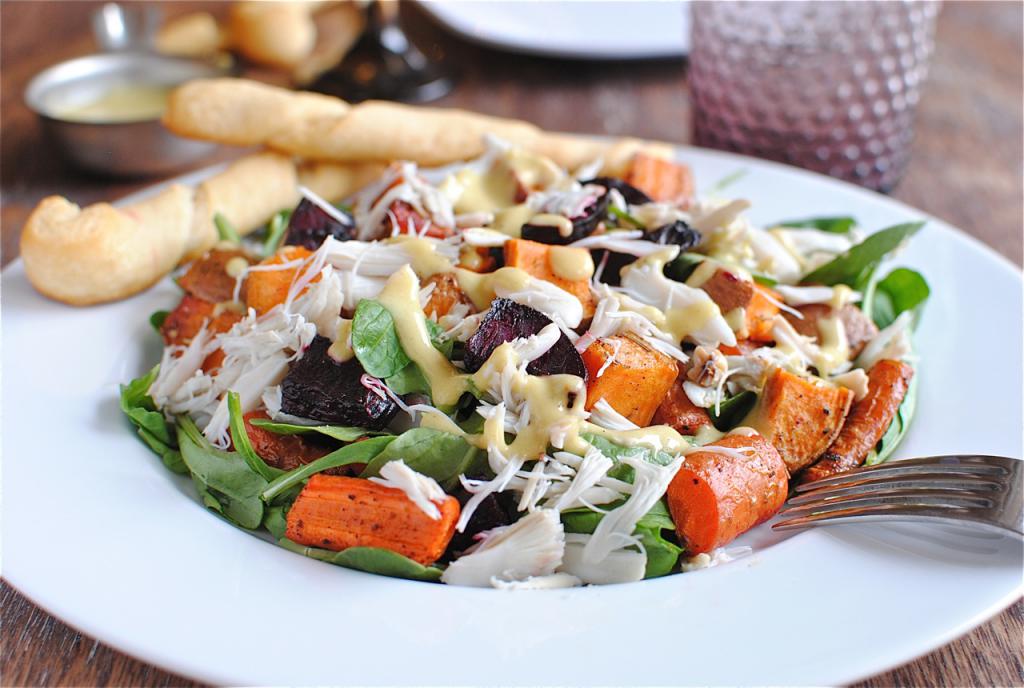 крабовый salada com legumes