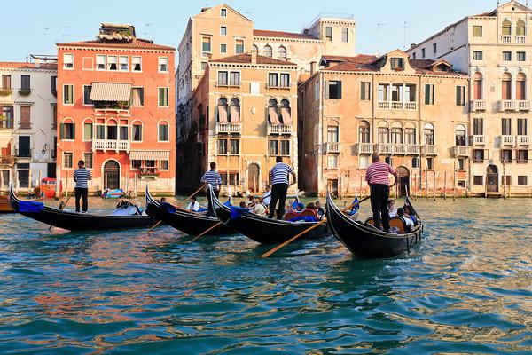 meaning of the word gondoliers