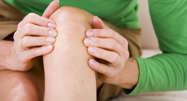 酸痛的关节做什么，如果你伤害了你的膝盖