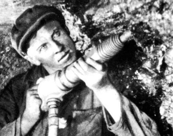 прізвище знаменитого радянського шахтаря рекордсмена