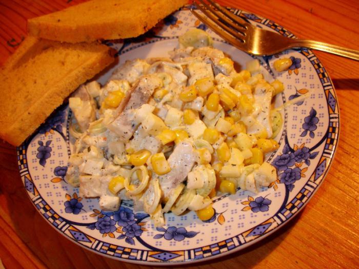 Salada com arenque e milho