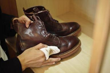 як доглядати за шкіряним взуттям
