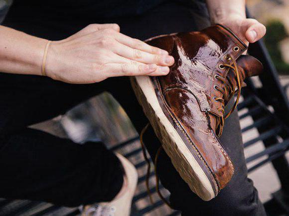 Pflege Leder der Schuhe im Winter