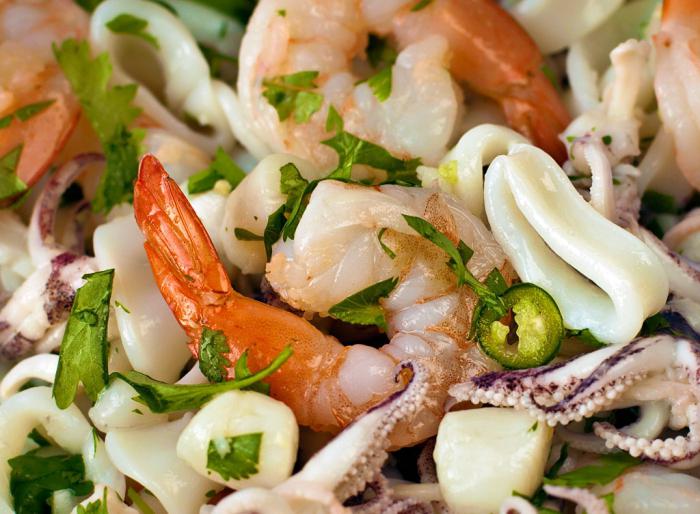 Salat Meeresfrüchte-Cocktail mit Garnelen und Tintenfisch