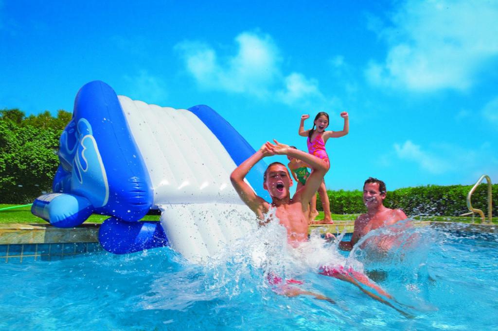 Inflatable slide for pool
