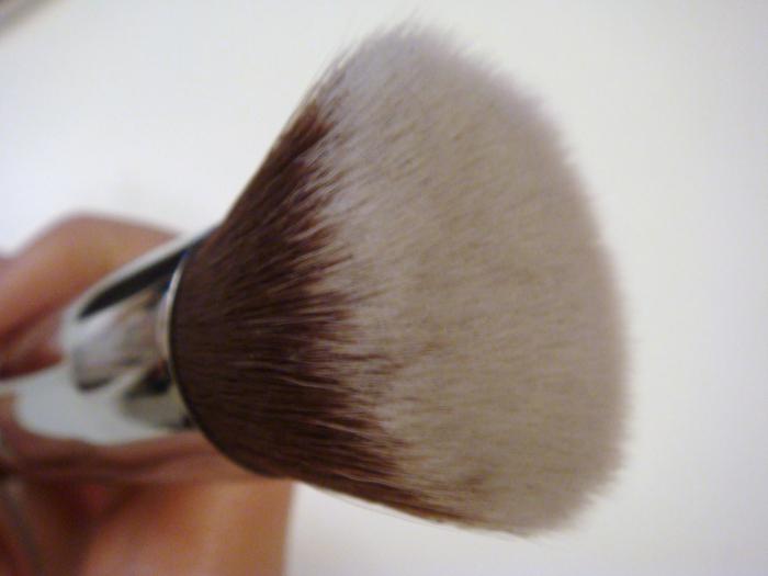 what is a kabuki brush