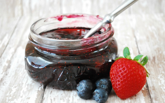 Чернично-strawberry jam