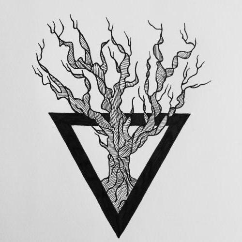 un tatuaje de un árbol en el triángulo de valor
