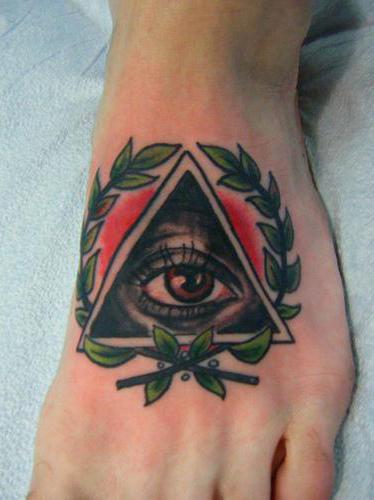 un tatuaje de un ojo en el triángulo de valor