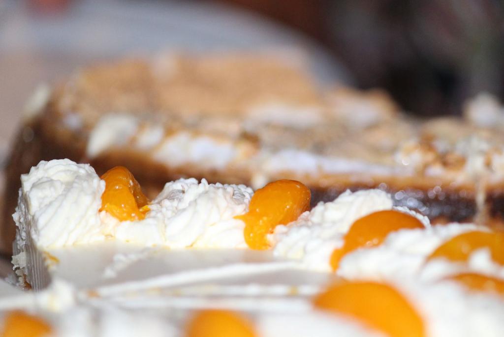 Cake with cream and apricots