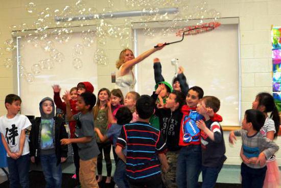 la fiesta en el jardín de infancia de las burbujas de jabón