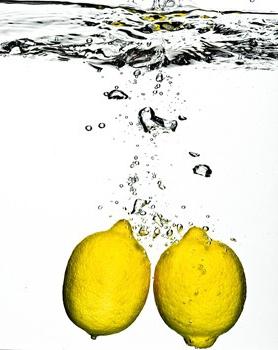 zumo de limón, el agua para позудения