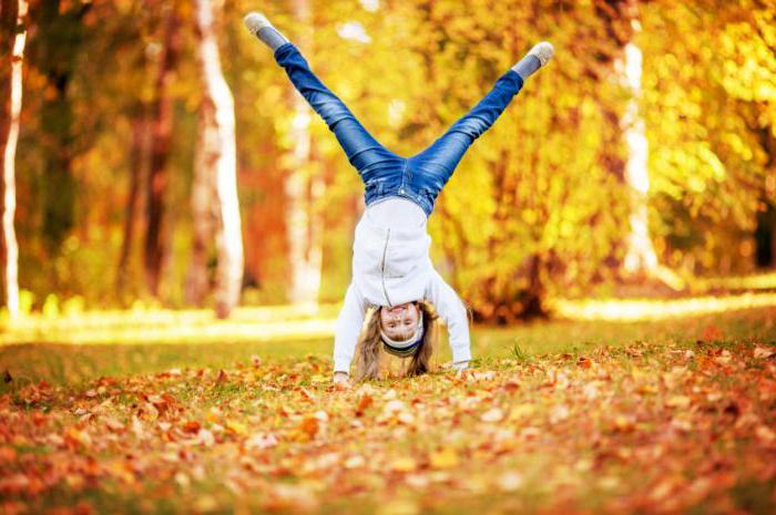  Herbst-Fotoshooting Mädchen im Park der Ideen 