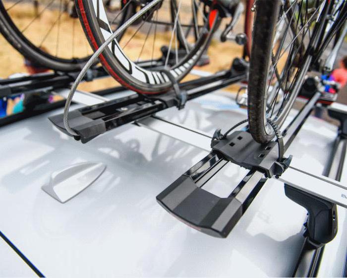 la fijación de la bicicleta en el techo de un automóvil