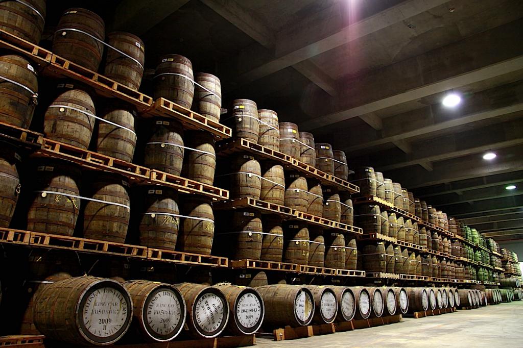 whisky przechowywane w beczkach