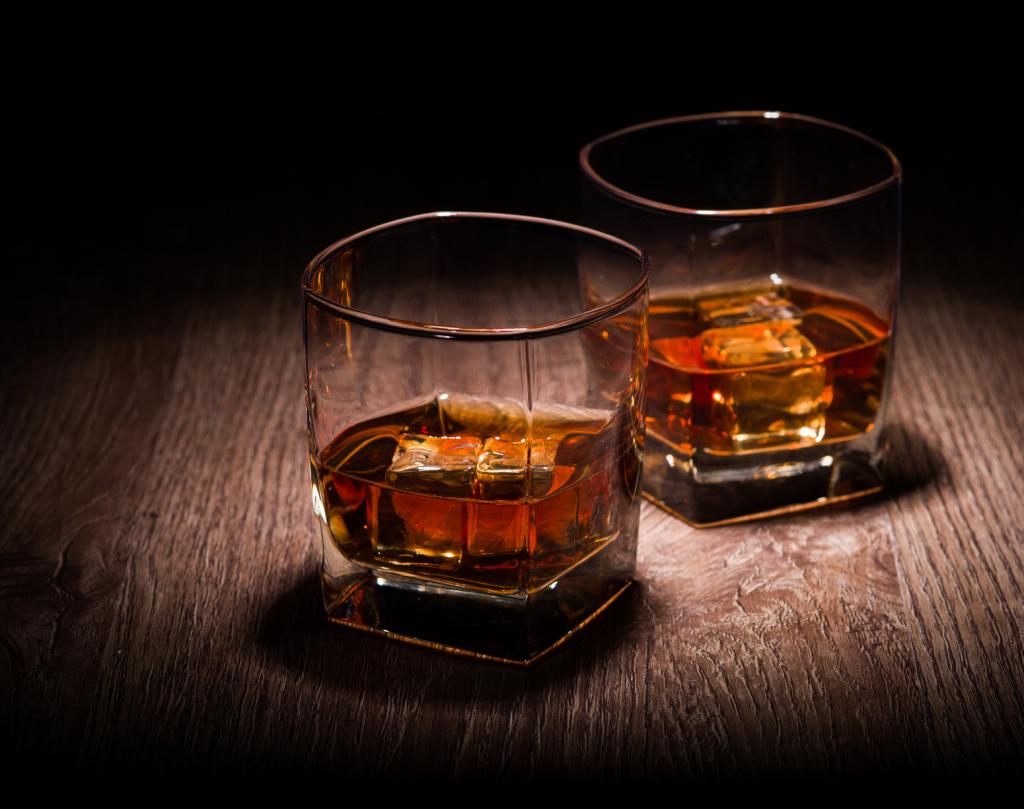 szklanki rumu i whisky