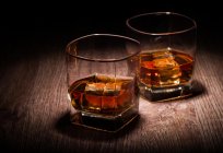 Que es mejor, el ron o el whisky: comparación de la composición, reglas de consumo