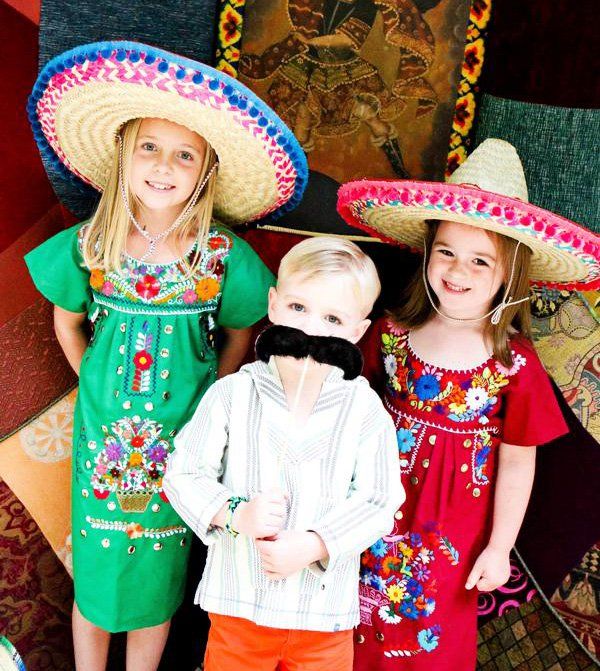 crianças em trajes mexicanos