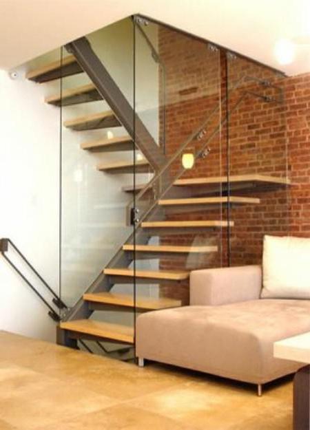 escada no interior de uma casa privada