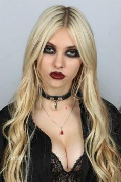 Taylor momsen's personal life