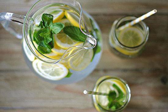 la bebida de jengibre, limón y menta