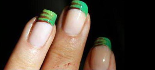 зелений френч на нігтях з малюнком
